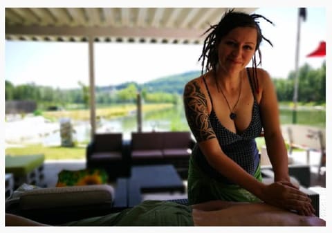 Bine Fetz begleitet eine Massage auf einer überdachten Terrasse