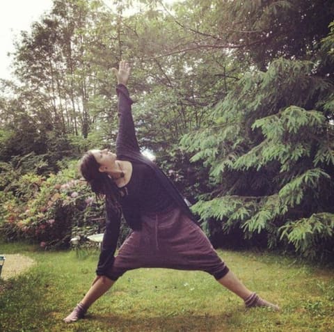 Bine Fetz übt Yoga im Freien in einer seitlichen Position